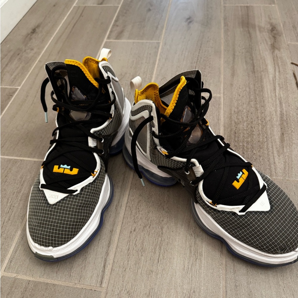 Lebron 19 “graduate” basketball shoes 11.5